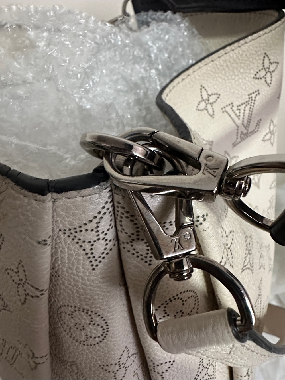 💯% Louis Vuitton Mahina Babylone PM Hobo Galet Taupe (2015) LV Lock w/purchase - Picture 12 of 16